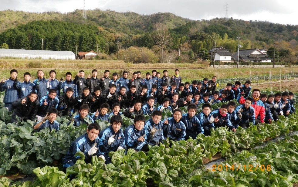 高川学園サッカー部が農業体験に訪れました 秋川牧園
