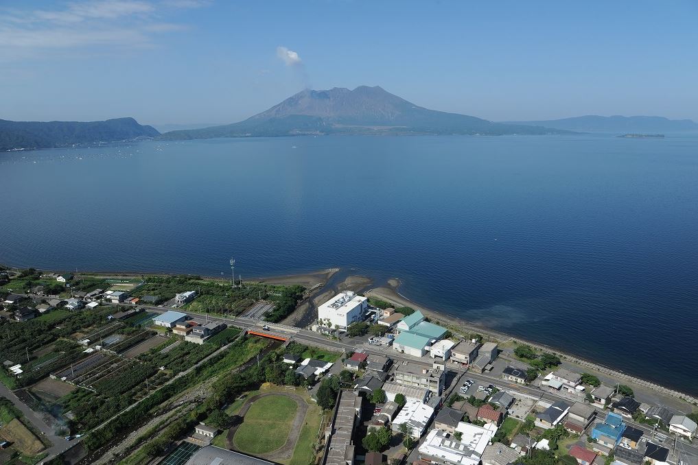 桜島を望む海沿いに工場があります。