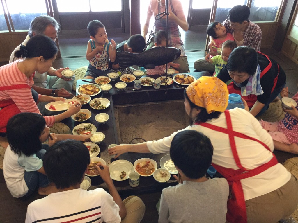 囲炉裏を囲って昼食タイム。