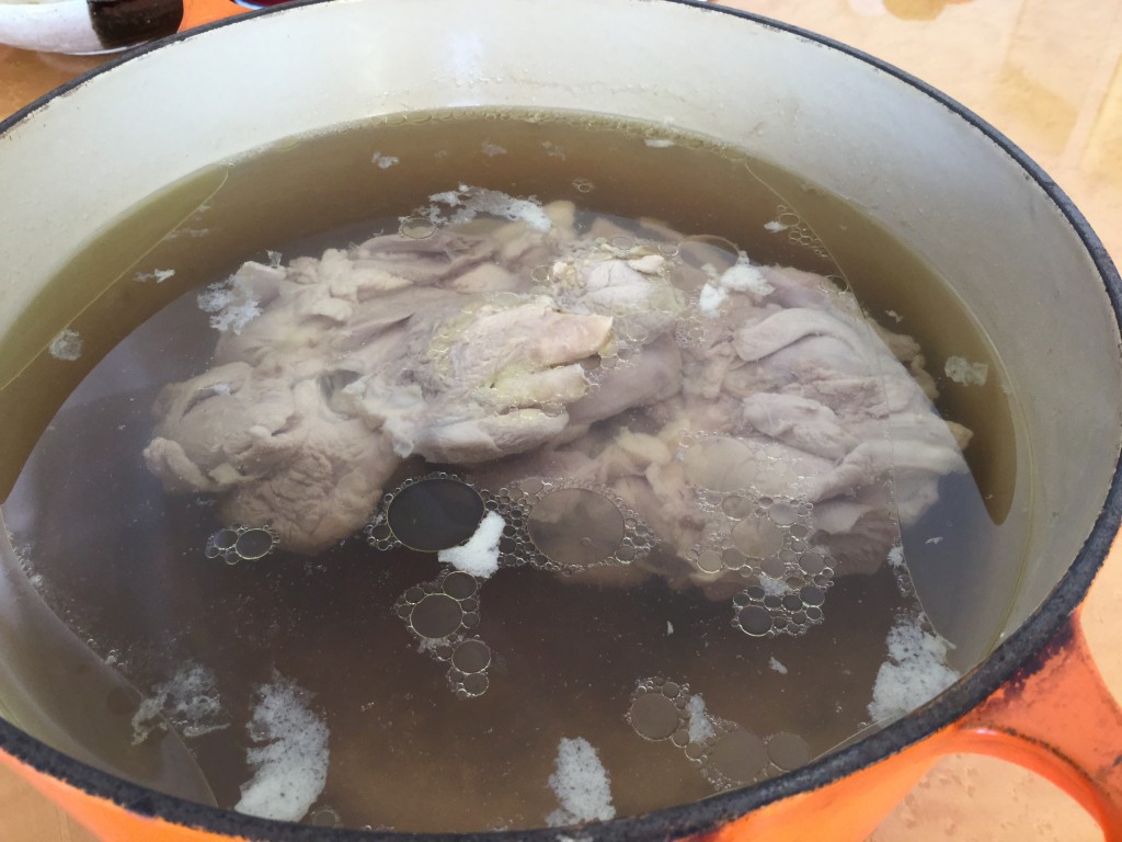 土鍋などの厚めの鍋でお湯を沸騰させ、火を止めてから、そこに鶏モモ肉を入れておくだけ。その名も「鶏のドボン」という料理。茹で上がったモモ肉はいろんなアレンジができます。