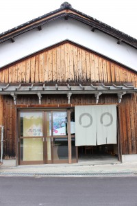 入る前から醤油の香りが漂う。 まさにいい感じの醤油蔵。