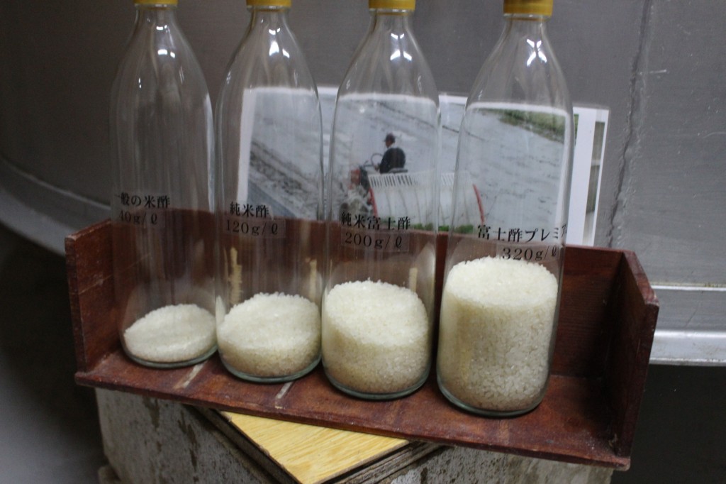 一般の酢と飯尾醸造が作る酢の違い。 酢1Lあたりに使われるお米の量がまったく違う。