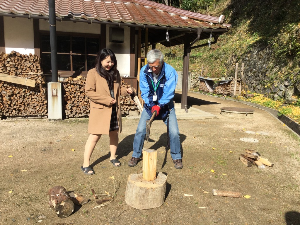 暖炉やかまどに火をくべる為の薪割からスタート