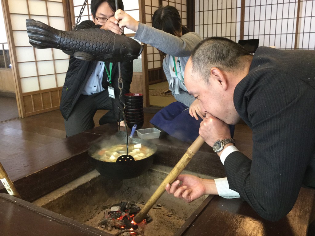 お鍋は囲炉裏で。