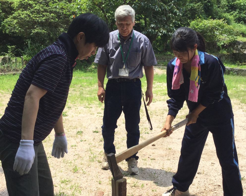 慎重に作業する薪割り係