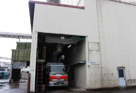 用途に応じて袋に詰めたり、または専用バルク車に積み込み、各農場へ運びます。