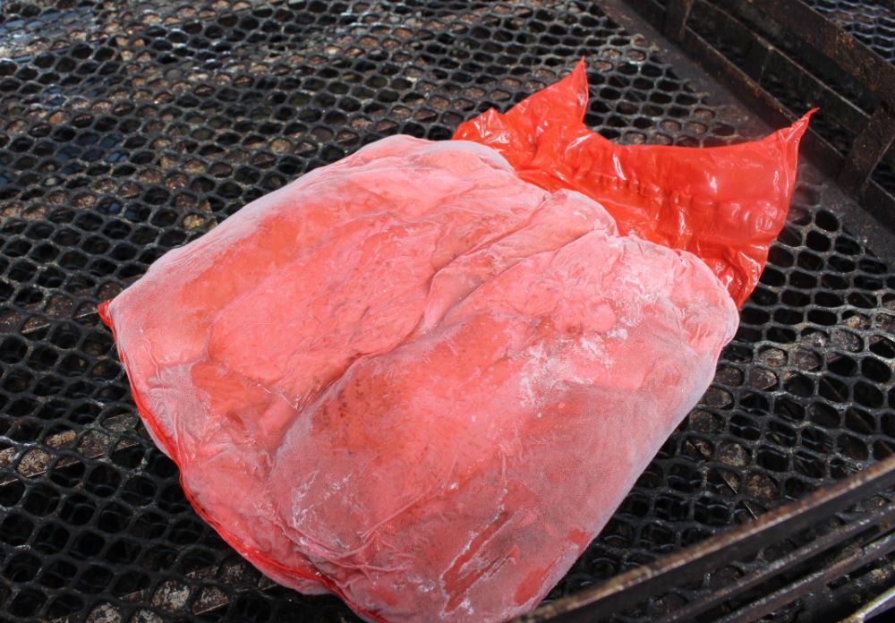冷凍ロイン（海外で漁獲されたマグロを主にアジア圏で節状に下処理し凍結したもの）