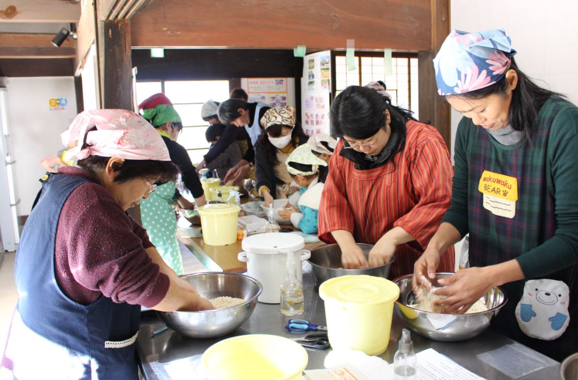当日はお子様も含め20名の方に参加いただき、やさか共同農場の『手作り味噌セット』を使って挑戦しました。