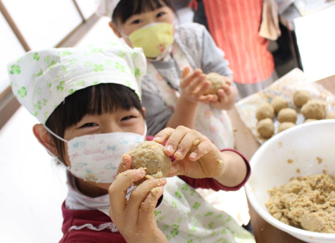 樽に詰めやすいよう、ギュッギュッと丸めて味噌団子に。とっても上手に出来ました♪