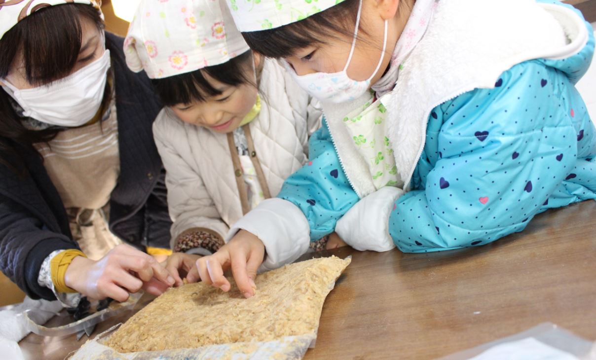 この大豆が発酵し味噌になるなんて不思議です。