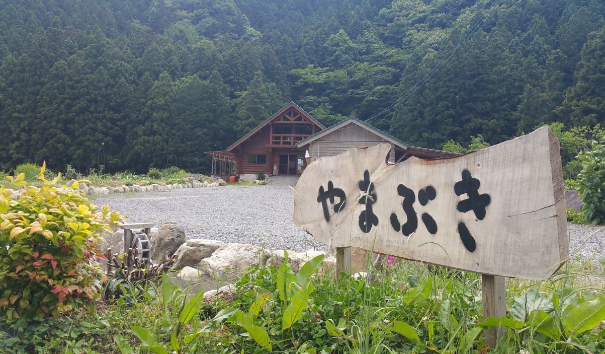 敷地内のログハウスでは宿泊や農村体験も行っているそう。