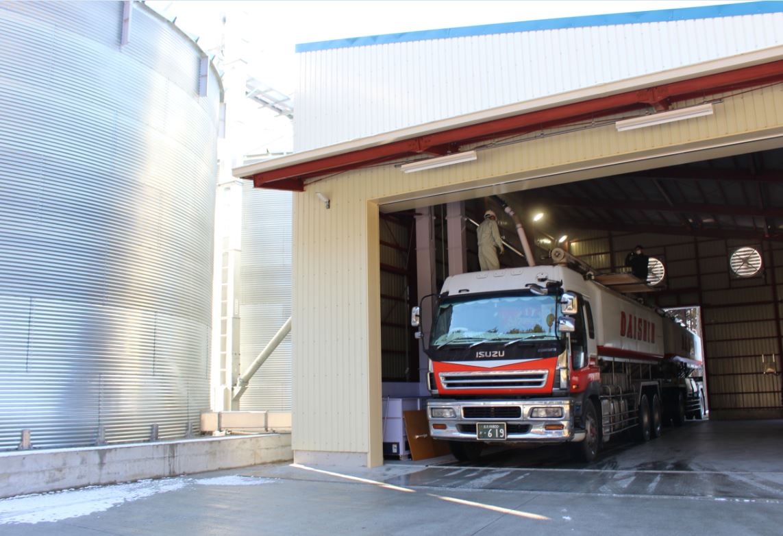 飼料米がこのタンクから飼料会社へ初めて出荷された日。