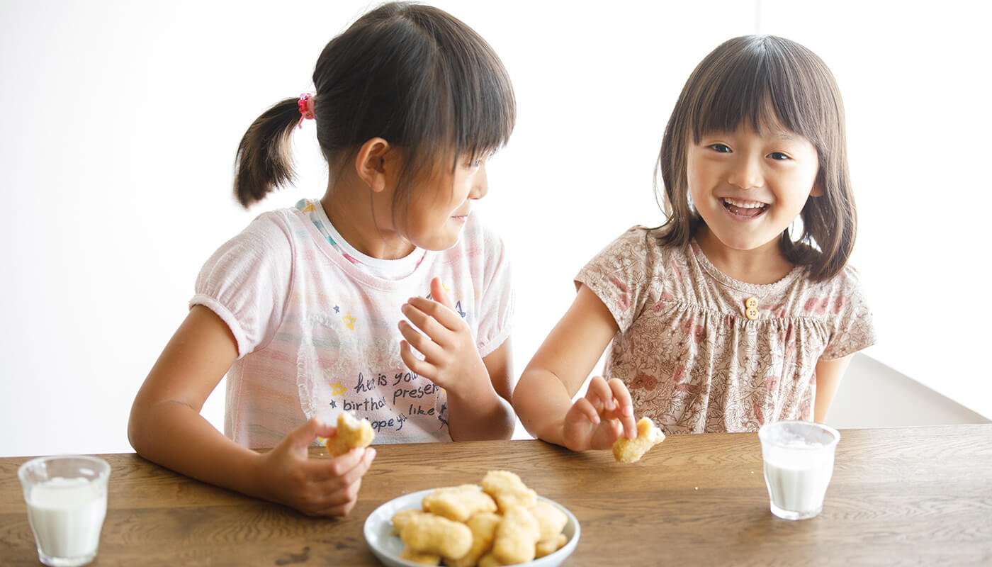 チキンナゲットを食べる子供