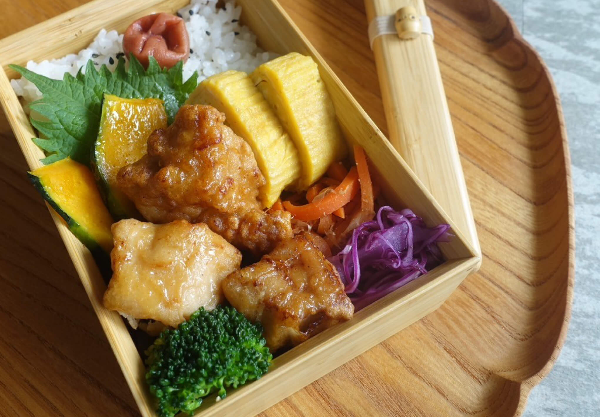 秋川牧園のからあげと彩りよい副菜を詰めたお弁当