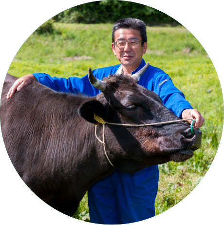 秋川牧園的健康和牛和權現農場的飼養員佐伯