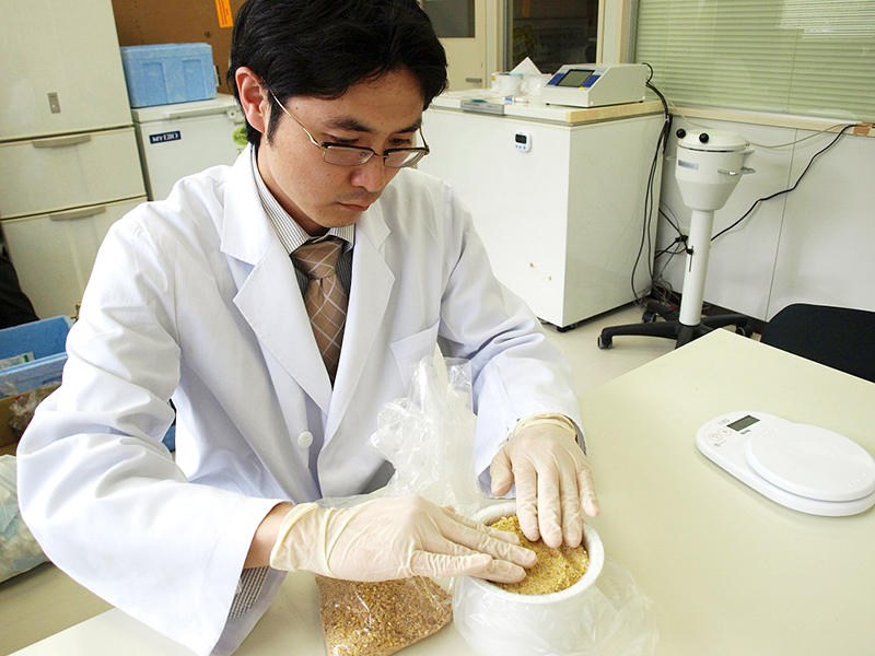 秋川牧園在公司內部對所生產的商品、商品原料以及飼料等進行核輻射檢測。作業者岡本